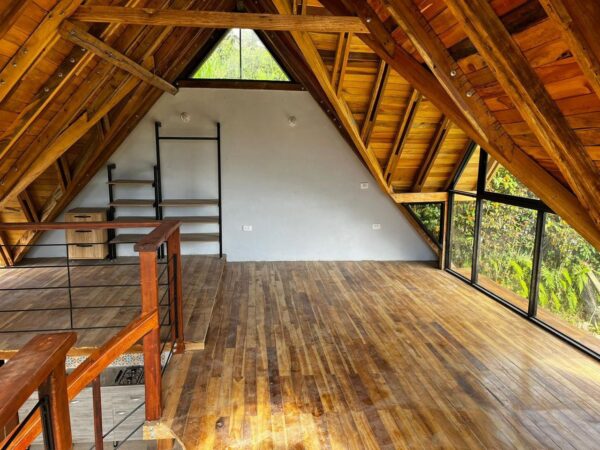 EL SANTUARIO: finca independiente con 3 casas modernas y un terreno de 4,221 m². con frente sobre la autopista Medellín Bogotá - Image 19