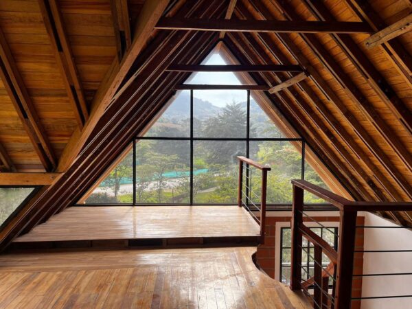 EL SANTUARIO: finca independiente con 3 casas modernas y un terreno de 4,221 m². con frente sobre la autopista Medellín Bogotá - Image 20