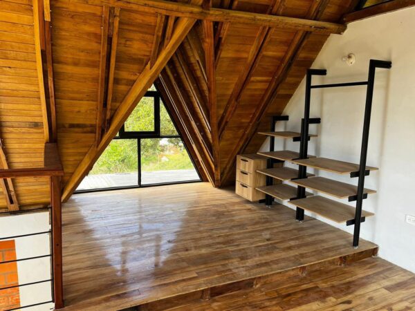 EL SANTUARIO: finca independiente con 3 casas modernas y un terreno de 4,221 m². con frente sobre la autopista Medellín Bogotá - Image 18