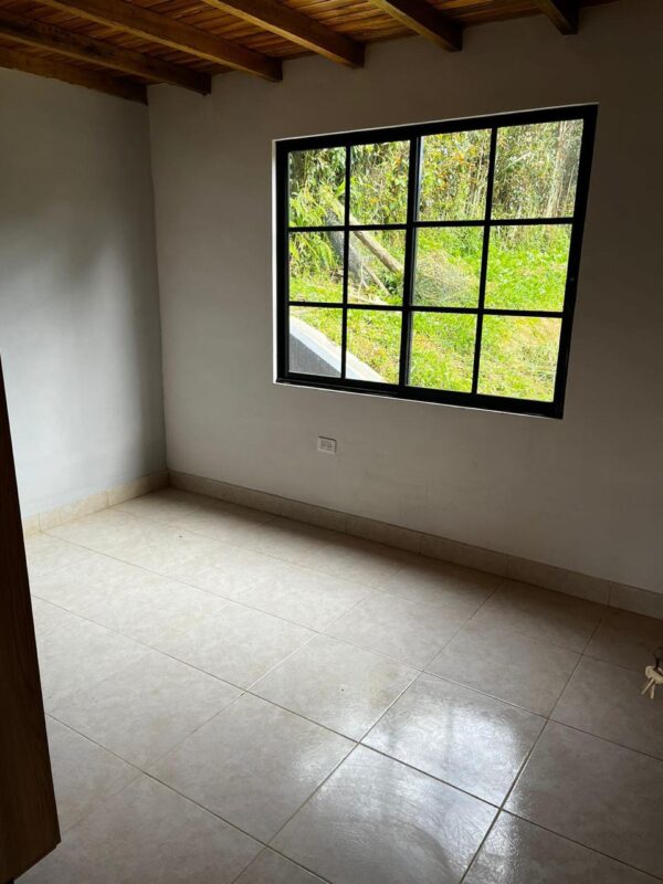 EL SANTUARIO: finca independiente con 3 casas modernas y un terreno de 4,221 m². con frente sobre la autopista Medellín Bogotá - Image 21