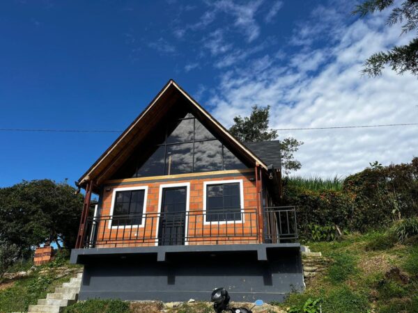 EL SANTUARIO: finca independiente con 3 casas modernas y un terreno de 4,221 m². con frente sobre la autopista Medellín Bogotá - Image 17