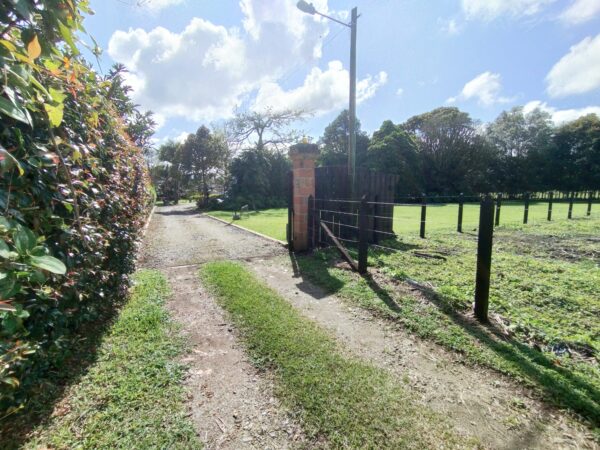 RIONEGRO LLANOGRANDE: casa campestre de 550 m2 con un terreno de 3.965 m² completamente planos y rodeados de jardín🌱🪴 - Image 2