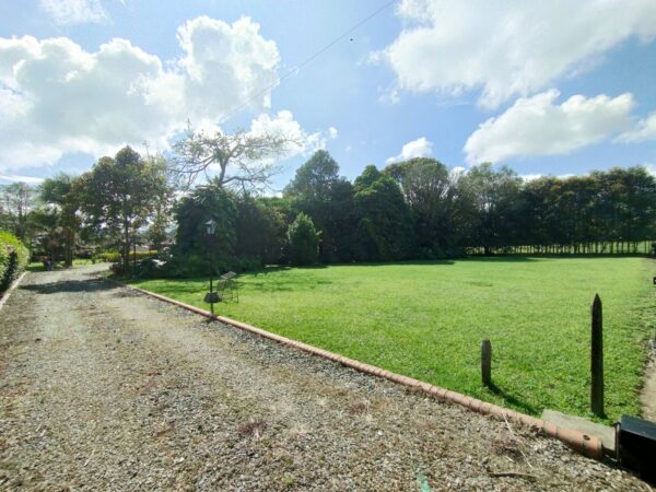 RIONEGRO LLANOGRANDE: casa campestre de 550 m2 con un terreno de 3.965 m² completamente planos y rodeados de jardín🌱🪴 - Image 3