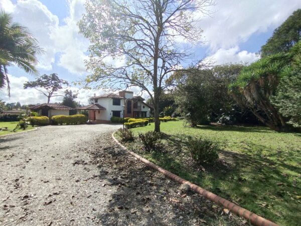 RIONEGRO LLANOGRANDE: casa campestre de 550 m2 con un terreno de 3.965 m² completamente planos y rodeados de jardín🌱🪴 - Image 4