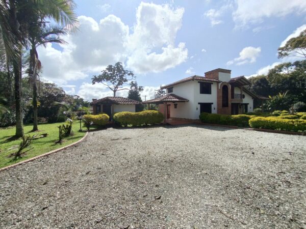 RIONEGRO LLANOGRANDE: casa campestre de 550 m2 con un terreno de 3.965 m² completamente planos y rodeados de jardín🌱🪴 - Image 41