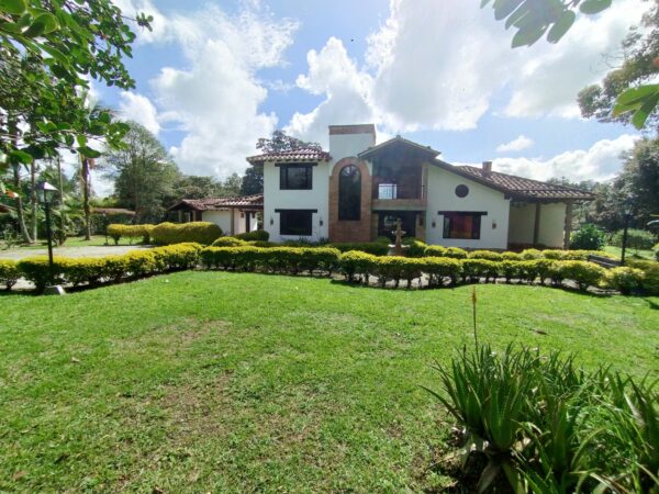 RIONEGRO LLANOGRANDE: casa campestre de 550 m2 con un terreno de 3.965 m² completamente planos y rodeados de jardín🌱🪴 - Image 8