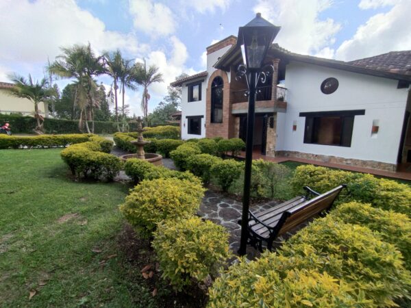 RIONEGRO LLANOGRANDE: casa campestre de 550 m2 con un terreno de 3.965 m² completamente planos y rodeados de jardín🌱🪴 - Image 12