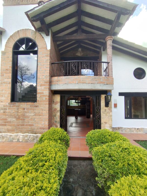 RIONEGRO LLANOGRANDE: casa campestre de 550 m2 con un terreno de 3.965 m² completamente planos y rodeados de jardín🌱🪴 - Image 6
