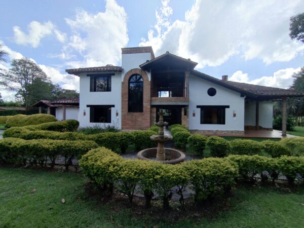 RIONEGRO LLANOGRANDE: casa campestre de 550 m2 con un terreno de 3.965 m² completamente planos y rodeados de jardín🌱🪴