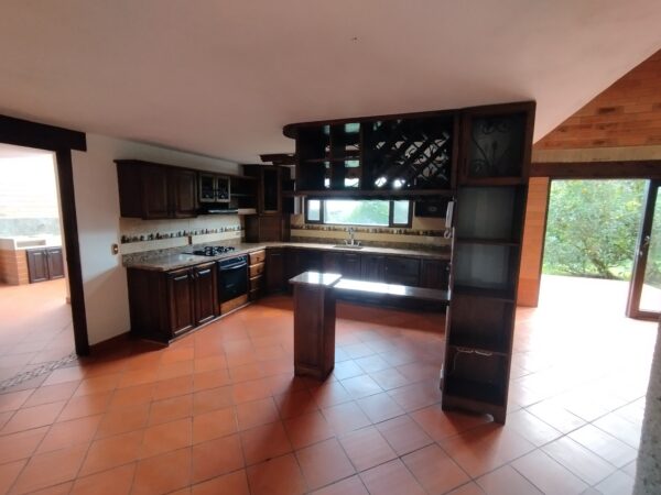 RIONEGRO LLANOGRANDE: casa campestre de 550 m2 con un terreno de 3.965 m² completamente planos y rodeados de jardín🌱🪴 - Image 16