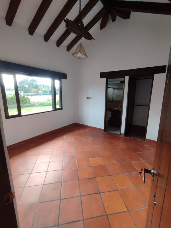 RIONEGRO LLANOGRANDE: casa campestre de 550 m2 con un terreno de 3.965 m² completamente planos y rodeados de jardín🌱🪴 - Image 20
