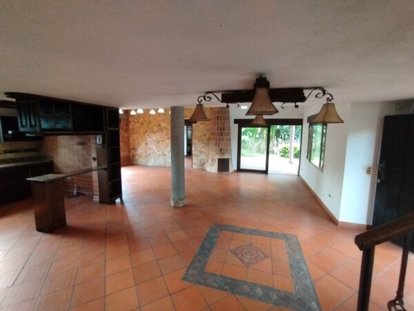 RIONEGRO LLANOGRANDE: casa campestre de 550 m2 con un terreno de 3.965 m² completamente planos y rodeados de jardín🌱🪴 - Image 19