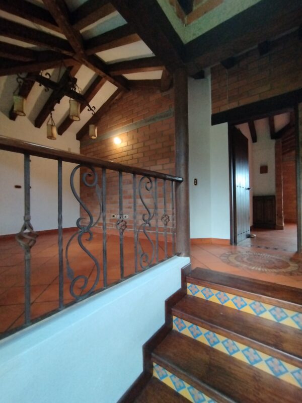 RIONEGRO LLANOGRANDE: casa campestre de 550 m2 con un terreno de 3.965 m² completamente planos y rodeados de jardín🌱🪴 - Image 25