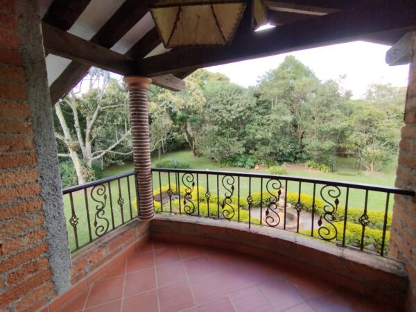 RIONEGRO LLANOGRANDE: casa campestre de 550 m2 con un terreno de 3.965 m² completamente planos y rodeados de jardín🌱🪴 - Image 31