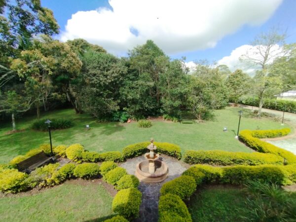 RIONEGRO LLANOGRANDE: casa campestre de 550 m2 con un terreno de 3.965 m² completamente planos y rodeados de jardín🌱🪴 - Image 32