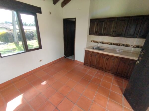 RIONEGRO LLANOGRANDE: casa campestre de 550 m2 con un terreno de 3.965 m² completamente planos y rodeados de jardín🌱🪴 - Image 40