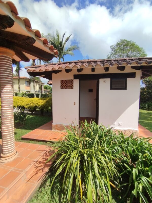 RIONEGRO LLANOGRANDE: casa campestre de 550 m2 con un terreno de 3.965 m² completamente planos y rodeados de jardín🌱🪴 - Image 38
