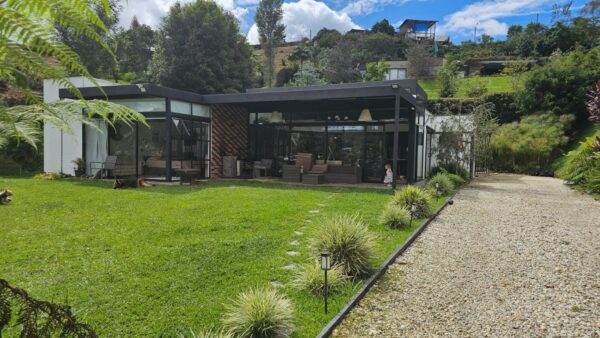 RIONEGRO VARIANTE AL AEROPUERTO: Casa moderna de 220 m² y un lote de 3.000 m² en parcelación con vigilancia 24/7 - Image 7