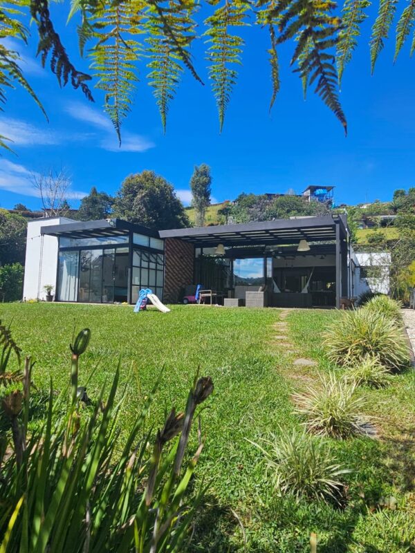 RIONEGRO VARIANTE AL AEROPUERTO: Casa moderna de 220 m² y un lote de 3.000 m² en parcelación con vigilancia 24/7 - Image 11