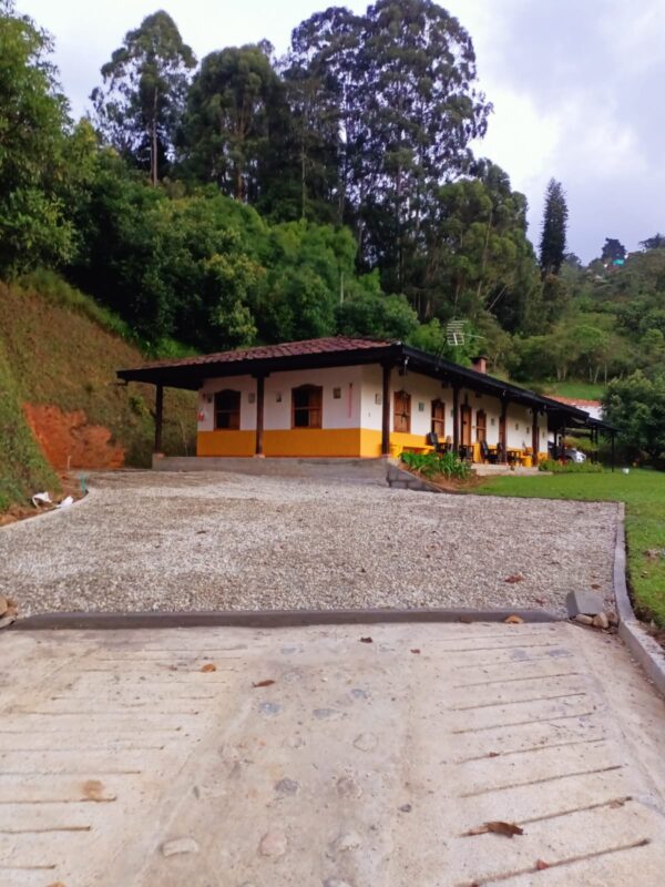 EL RETIRO: NAZARETH Finca productiva con casa antigua, agua propia con nacimiento y arroyo - Image 3