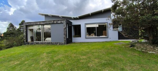 ARRIENDA EL RETIRO FIZEBAD: casa en unidad cerrada de 300 m², con un lote de 10.000 m² y mucho verde alrededor ☘️ - Image 2