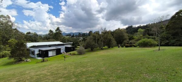 ARRIENDA EL RETIRO FIZEBAD: casa en unidad cerrada de 300 m², con un lote de 10.000 m² y mucho verde alrededor ☘️ - Image 3