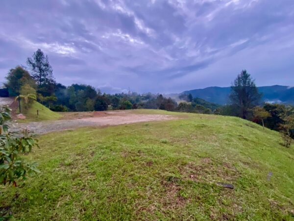 EL RETIRO: Lote en exclusiva parcelación con vista espectacular en zona central y posibilidad de Subdivisión - Image 3