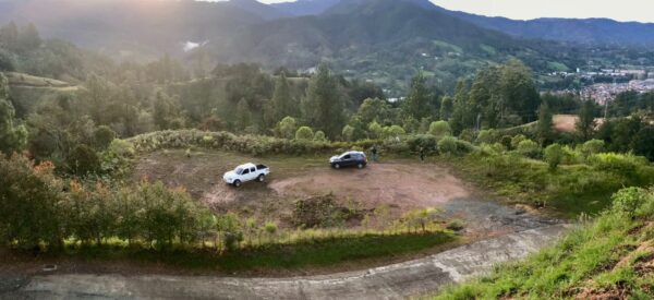 EL RETIRO: Lote en exclusiva parcelación con vista espectacular en zona central y posibilidad de Subdivisión - Image 2